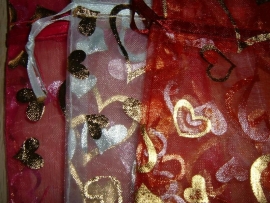 Setje van 3 mooie gekleurde organza zakjes met opdruk 7,5 x 12 cm.