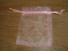 Mooie roze organza zakjes 9 x 7 cm.