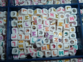 Mooie witte letterblokjes met vrolijke gekleurde letters