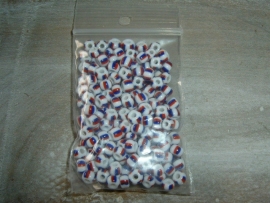 Kleine handelskraaltjes in wit met rood en blauwe streepjes