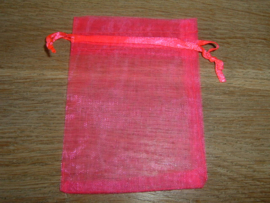 Mooie felroze organza zakjes 9 x 7 cm.