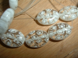 Mooie ovale transparant met witte millefiori kralen