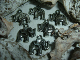 Mooie zilverkleurige hangertjes/bedeltjes van een olifantje