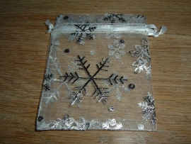 Mooie witte organza zakjes met ijskristallen 8 x 5,5 cm.