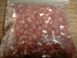 Zakjes met 10 gram mooie kleine roze kraaltjes
