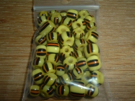 Kleine handelskraaltjes in geel met zwart en bruine streepjes