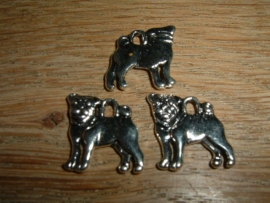 Leuke zilverkleurige metalen hangertje van een staand hondje
