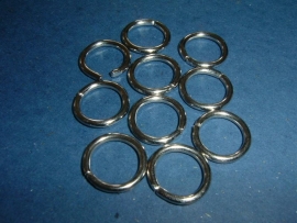 Grote zware zilverkleurige open ringen van 15 mm.