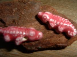 Mooie donkerroze keramieke kralen in de vorm van een krokodil