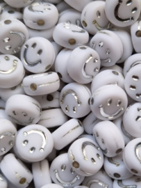 Voordeelverpakking Witte ronde letterkralen met een zilveren smiley 7mm. 50 stuks