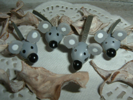 Leuke kleine grijze houten muisjes