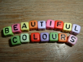 Mooie vrolijke gekleurde letterkralen in de vorm van een blokje