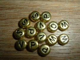 Mooie goudkleurige letterkralen met zwarte letters
