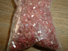 Zakjes met 20 gram mooie roze kraaltjes