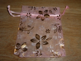 Mooie roze organza zakjes met goudkleurige bloemen 11 x 8,5cm.