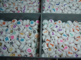 Mooie witte letterkralen met gekleurde letters