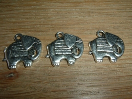 Mooie zilverkleurige hangertjes in de vorm van een olifant