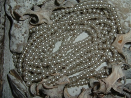 50 Stuks mooie glaspareltjes in zilver taupe 4 mm.