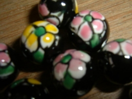 Mooie zwarte kralen met bloem 12 mm.