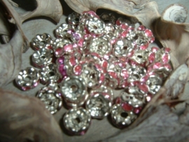 Mooie zilverkleurige spacers met roze steentjes van 6 mm.