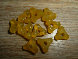 Transparant gele glaskraaltjes in de vorm van een driehoekje