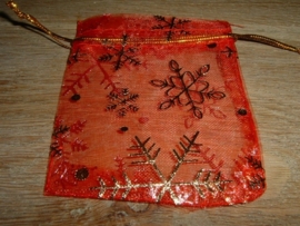 Mooie rode organza zakjes met ijskristallen