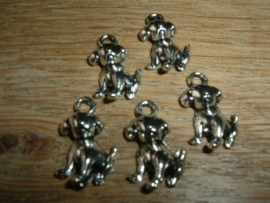 Leuke kleine zilverkleurige hangertjes van een zittend hondje