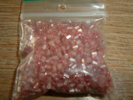 Zakjes met 10 gram mooie kleine roze kraaltjes