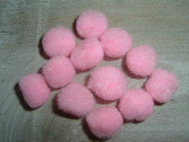 10 Stuks mooie lichtroze pompoms van 15 mm.