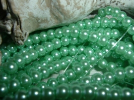 50 Stuks mooie diep crysolite groene glaspareltjes 4 mm.