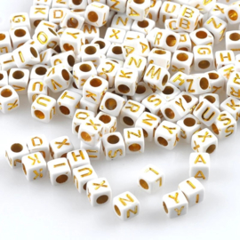 200 stuks witte letterblokjes met gouden letter 6x6 mm.