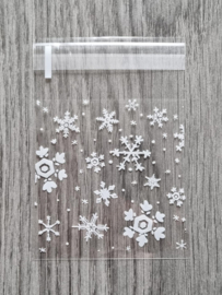 10 stuks Plastic cadeauzakjes / inpakzakjes sneeuwvlok 7x7 cm.