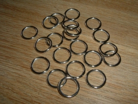 10 Grote metal look zilverkleurige ringetjes van 15 mm.
