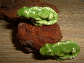 Mooie limegroene keramieke kralen in de vorm van een leguaan