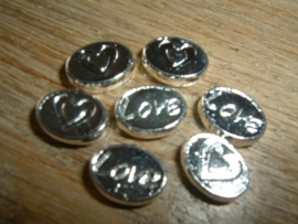 Mooie zilverkleurige ovale kralen met de tekst "LOVE"