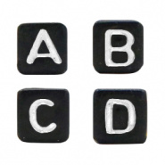Mooie zwarte letterkralen met witte letters in de vorm van een blokje.