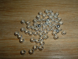 50 stuks ronde zilverkleurige knijpkraaltjes van 4.0 mm.