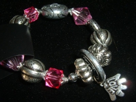 Mooie armband van  zilverkleurige en roze kralen