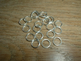 100 Stuks mooie silverplated ringetjes van 8 mm.