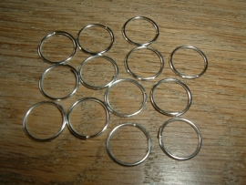 100 Stuks mooie silverplated ringetjes van 10 mm.