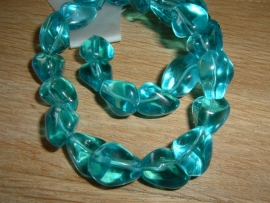 Mooi gevormde glaskralen in transparant aquablauw