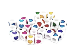 10 stuks  witte letterblokjes met een gekleurd hartje 7mm  (mix)