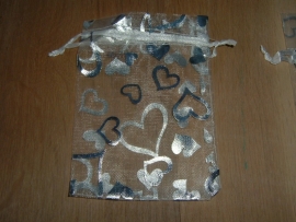 Mooie witte organza zakjes met zilveren hartjes 11 x 9 cm.