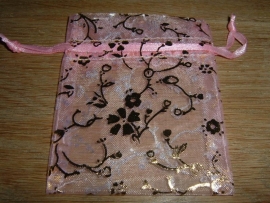 Mooie roze organza zakjes met goudopdruk 9 x 7,5 cm.