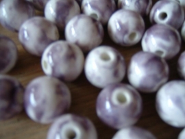Mooie wit met paarse kralen 12 mm.