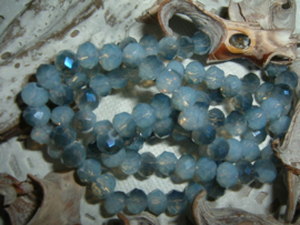 25 Stuks mooie Top Facet kralen in air blue opal  van 6 x 4 mm.