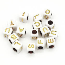 Witte letterkralen met gouden letters in de vorm van een blokje  6x6mm