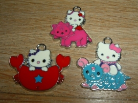 Verschillende soorten vrolijke gekleurde Hello Kitty hangertjes