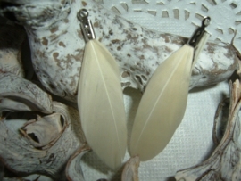 Mooie almond beige veertjes van 4 cm.