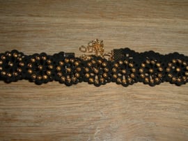 Mooie sjieke zwarte choker met goudkleurige studs